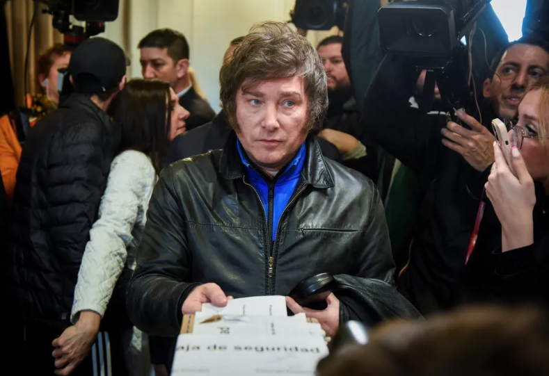 Conheça Javier Milei, candidato da extrema direita que venceu primárias na Argentina
