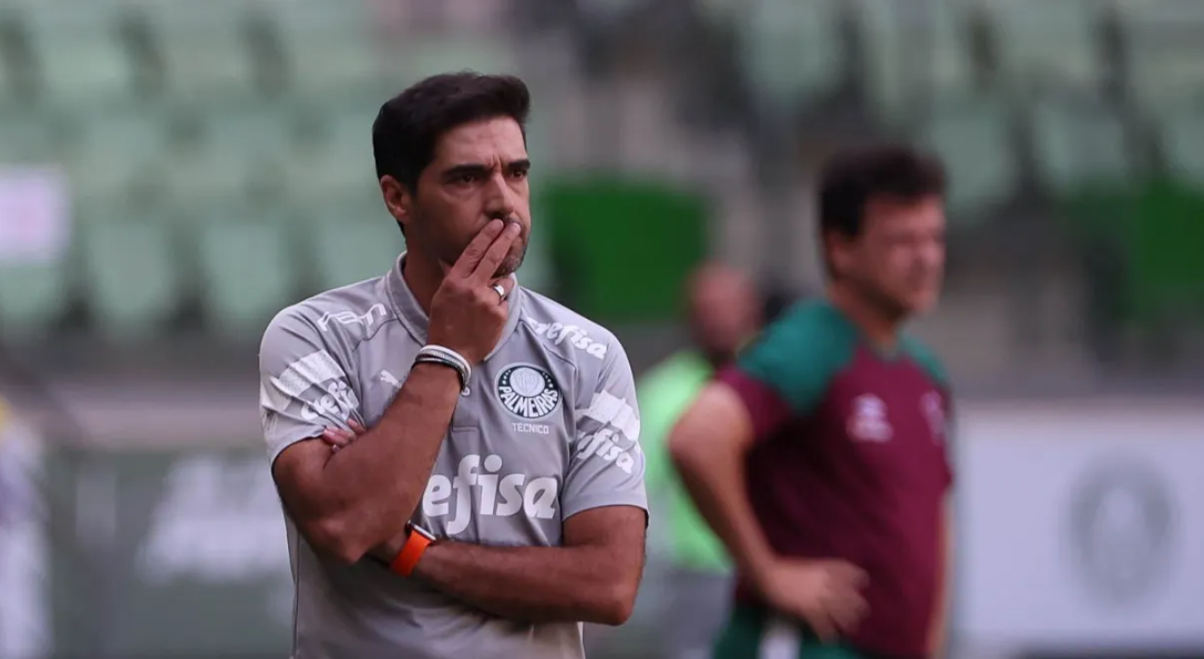 Técnico do Palmeiras se irrita com miçangas de pulseiras no gramado após show de Taylor Swift