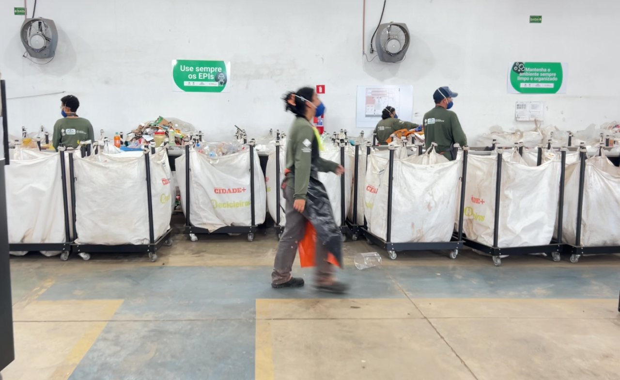 Caldas Novas adota sistema de coleta seletiva em parceria com cooperativa local