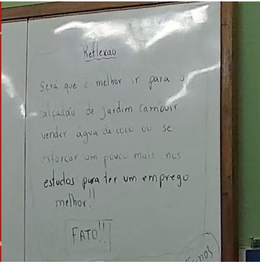 Professor é demitido após escrever em quadro sobre aluno que ajuda família a vender água de coco no ES