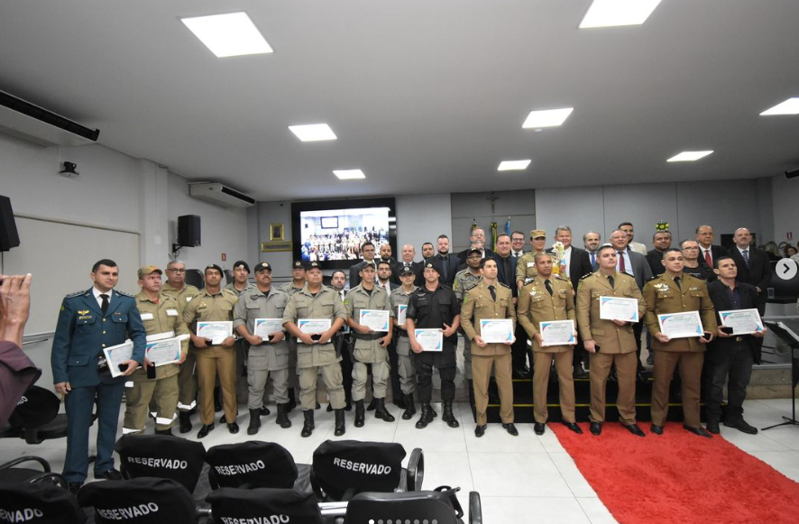 Policiais do 26º BPM de Caldas Novas Recebem Comenda de Mérito Segurança Pública