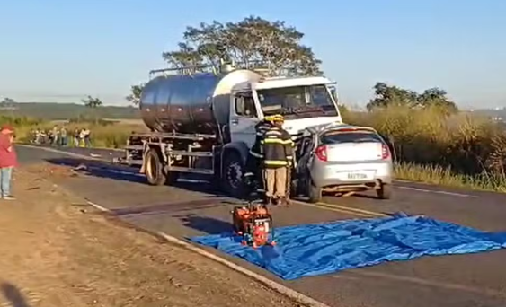 Motorista morre após bater contra caminhão em rodovia de Goiás