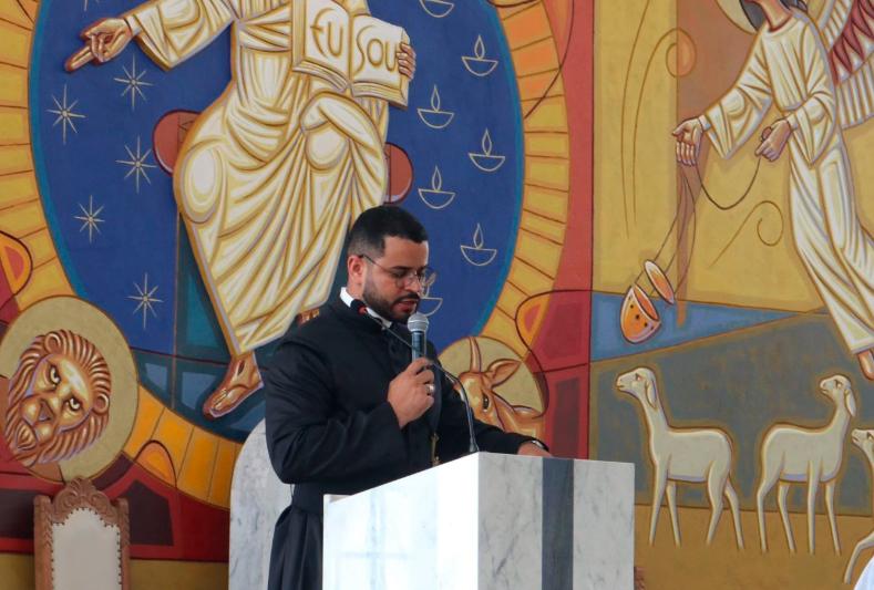 Câmara Municipal de Caldas Novas homenageia Padre Romário Barbosa Santana com Moção de Aplausos