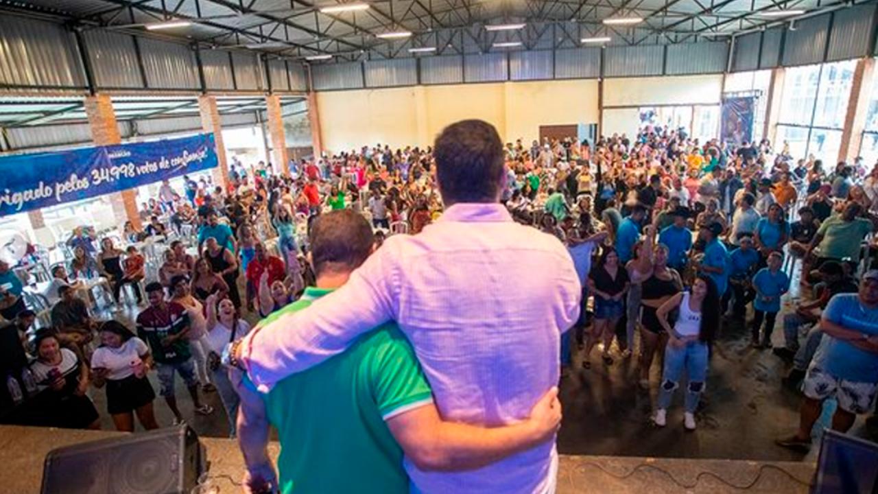 Prefeito reeleito de Novo Gama comemora vitória com festa e desafios políticos para 2025