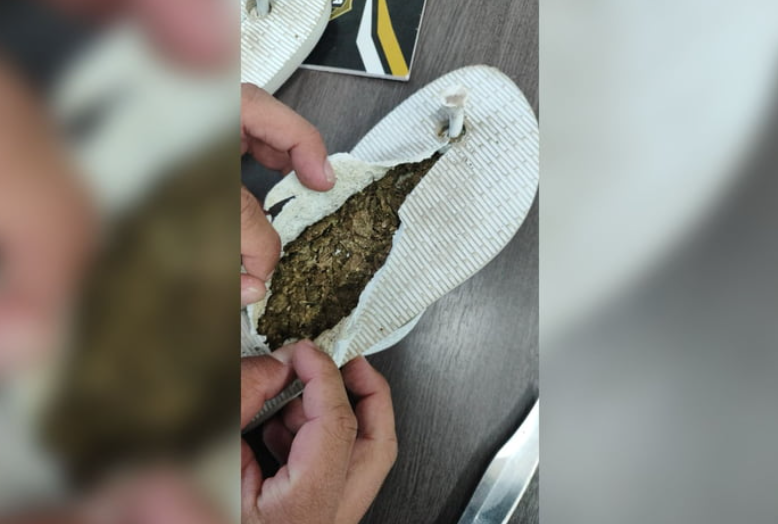 Mãe tenta levar droga escondida em chinelo para o filho na Papuda
