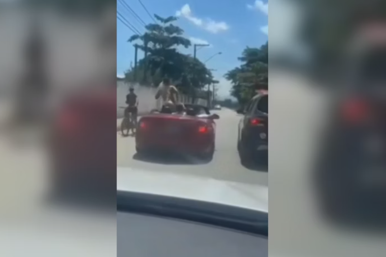 Mulher rebola e mostra os seios para policiais dentro de BMW conversível no litoral de SP