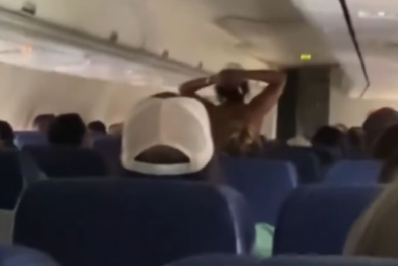 Passageira fica nua e tenta invadir cabine de avião antes da decolagem nos EUA
