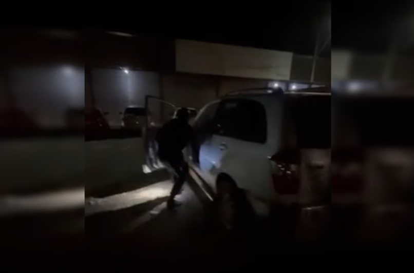 Pai é detido após deixar filhos sozinhos em carro enquanto estava em bar no DF