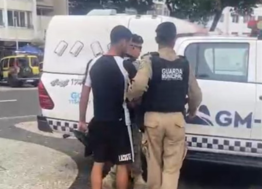 Ambulante é preso após vender dois milhos por R$ 1.064 a turistas em praia