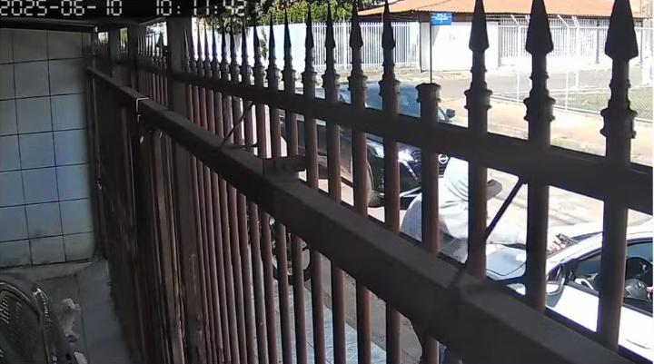 Dois homens armados rendem família e roubam carro em frente a residência em Taguatinga
