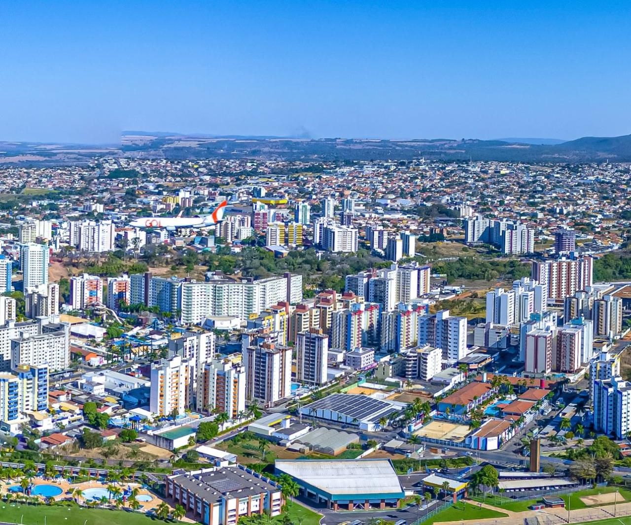 Nova lei proíbe cobrança de taxas por condomínios a turistas em Caldas Novas