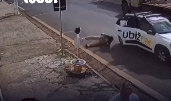 Passageira se joga de carro em  movimento durante corrida por aplicativo para não pagar