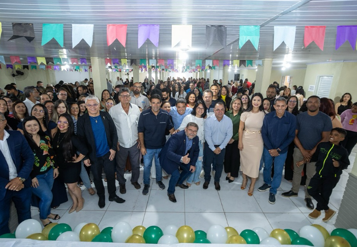 Carlinhos do Mangão dá posse a 98 novos professores da rede municipal de ensino em Novo Gama