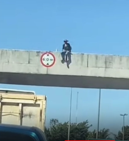 Homem armado com faca foge para mata após ameaçar se jogar de viaduto na BR-040, em Santa Maria (DF)