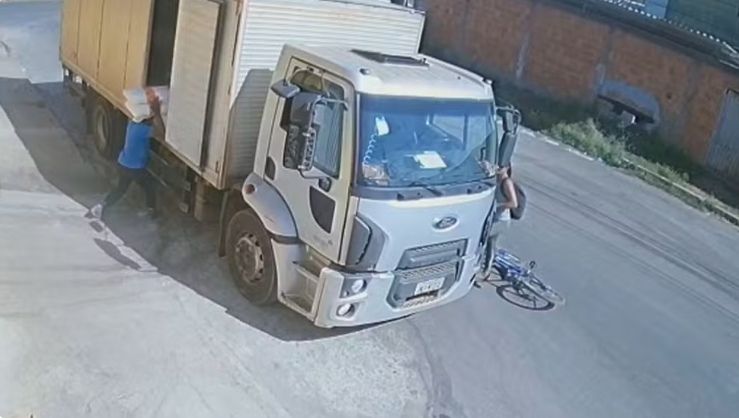 Mulher é flagrada furtando  celular dentro de um caminhão em Planaltina