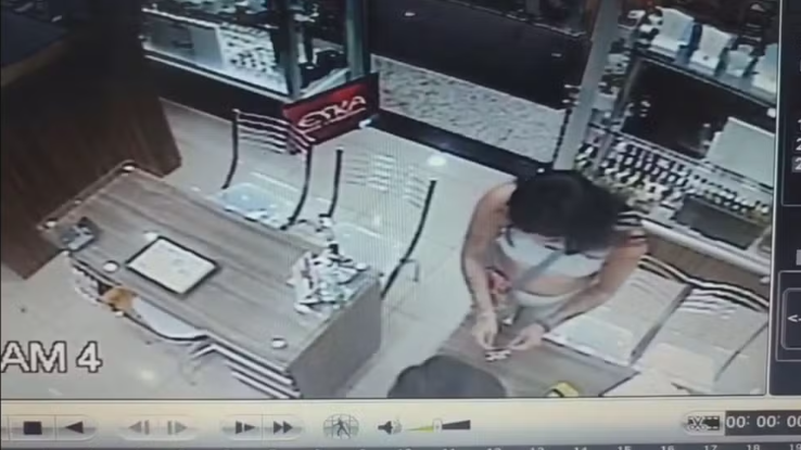 Professora é presa pela terceira vez por furto de cartões no DF