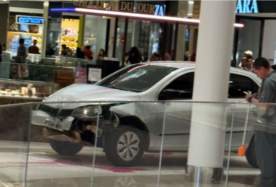 Vídeo mostra momento em que carro invade shopping Flamboyant, em Goiânia