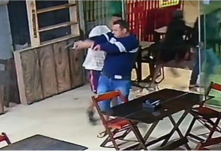 Jovem é executado a tiros em restaurante de Ceilândia; suspeito está foragido
