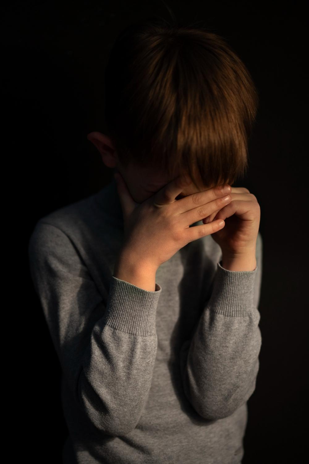 Madrasta é suspeita de queimar menino de 8 anos com garfo quente