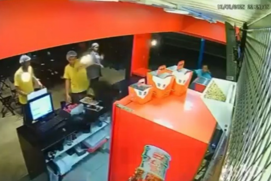 Motoboy se irrita com substituição em entrega e agride funcionários de lanchonete no Gama