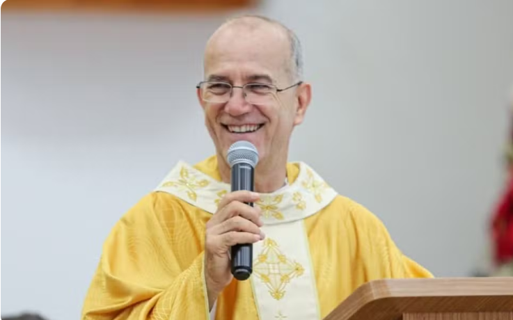 Padre terá que devolver R$ 1,4 milhão por cargo fantasma na Alego