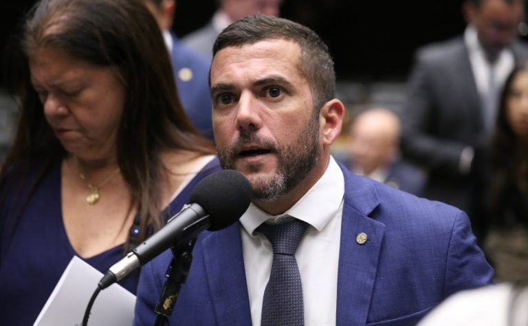 Projeto propõe corte de gastos públicos para compensar isenções fiscais