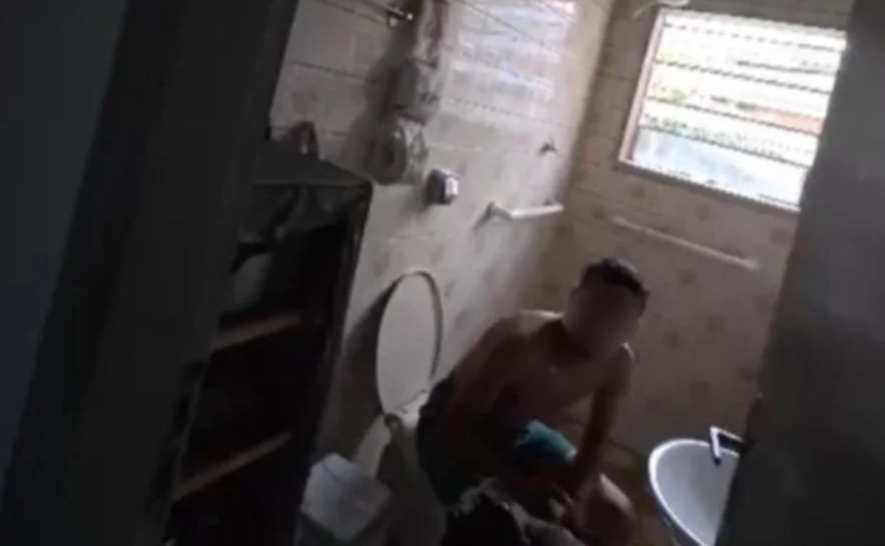 Suspeito é flagrado no vaso sanitário com celular durante operação contra quadrilha em SP