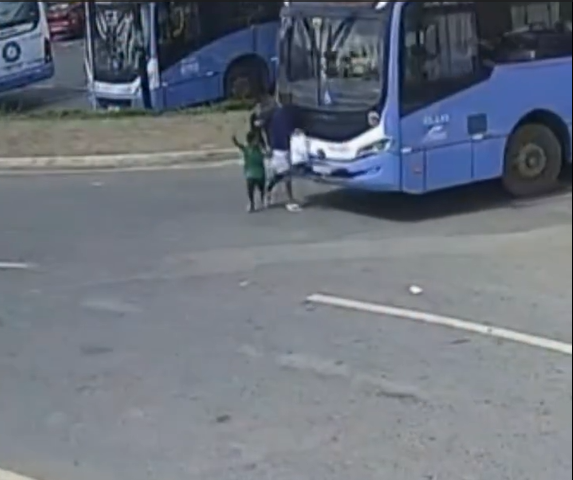 Avô e neto ficam feridos após serem atropelados por ônibus em Senador Canedo
