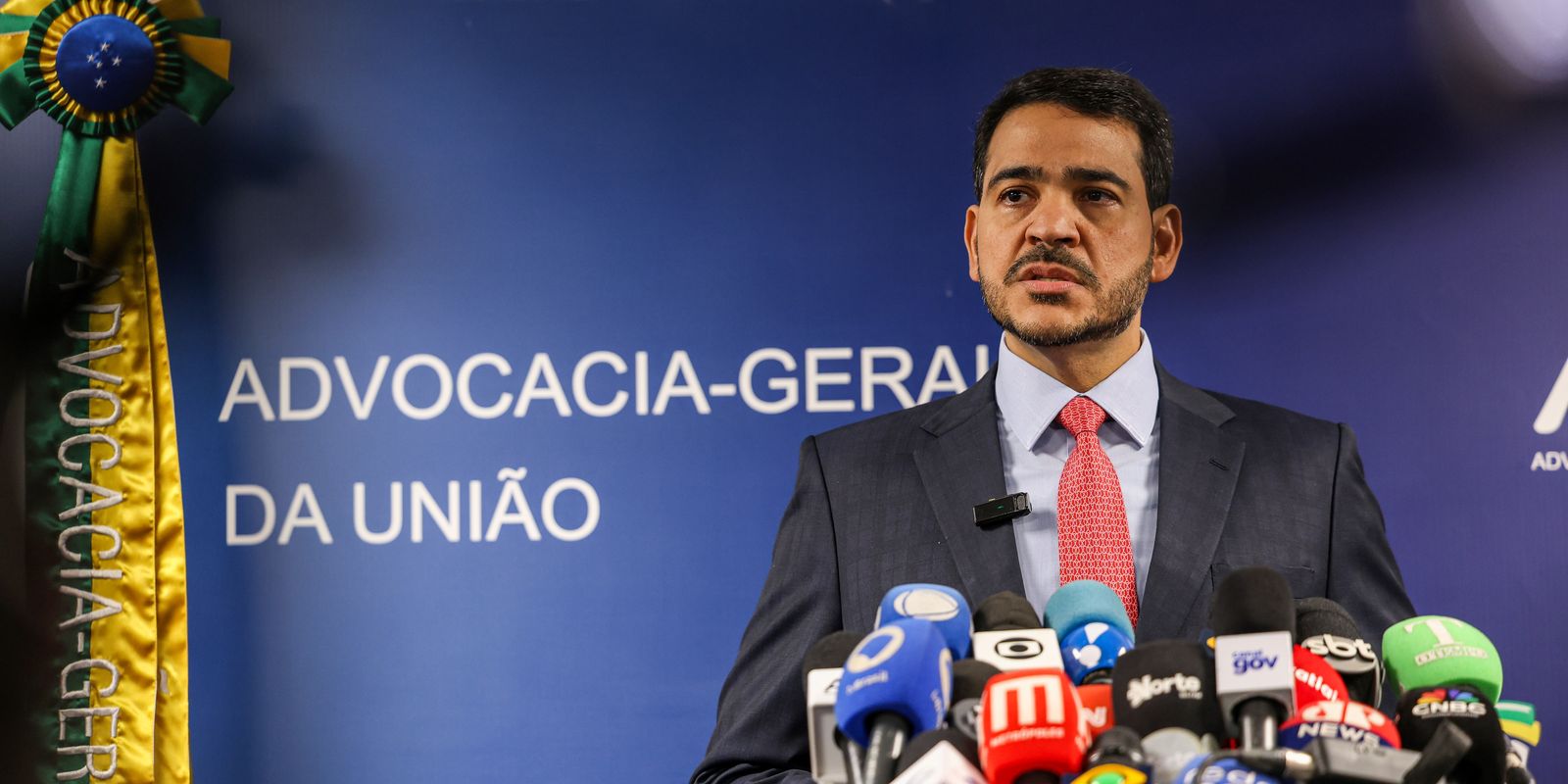 Senador apresenta relatório favorável à indicação de Messias ao STF