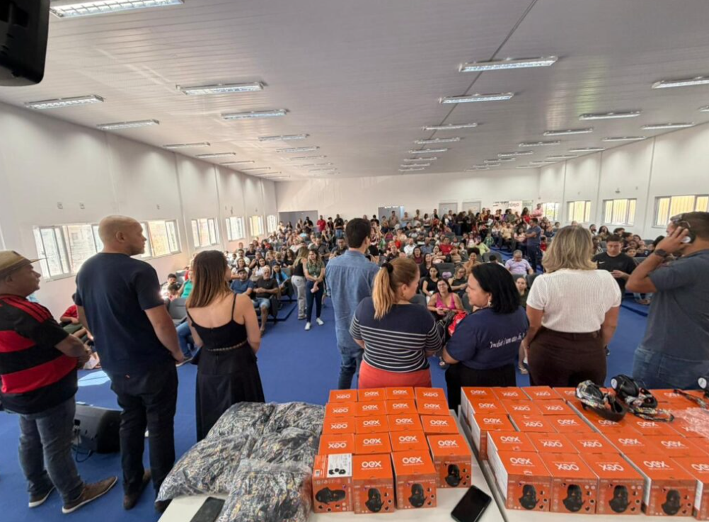 Valparaíso de Goiás distribui abafadores de ruído e colares de identificação para pessoas atípicas