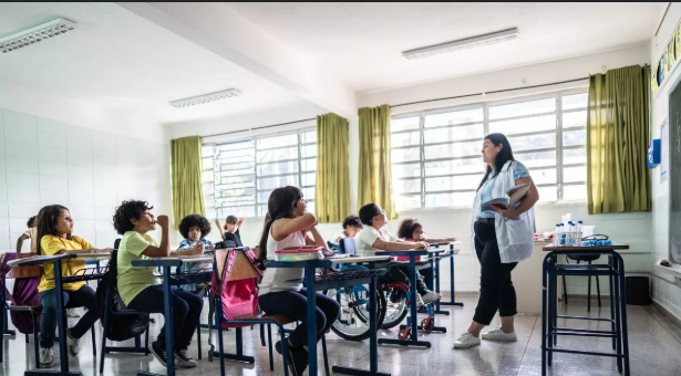 Professores suspendem greve e retomam aulas em Novo Gama após assembleia da categoria