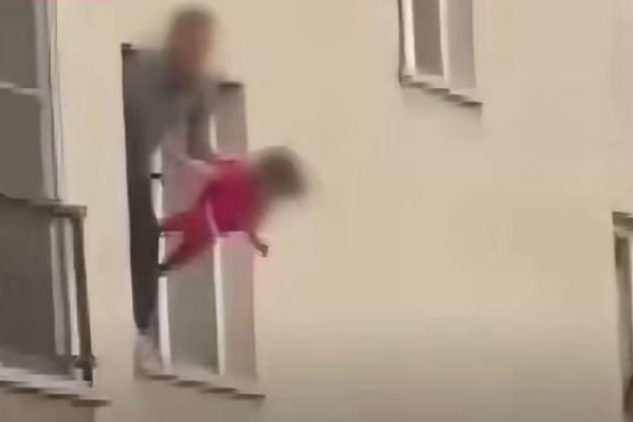 Homem faz filha de 3 anos refém e a segura para fora da janela durante crise familiar na Turquia