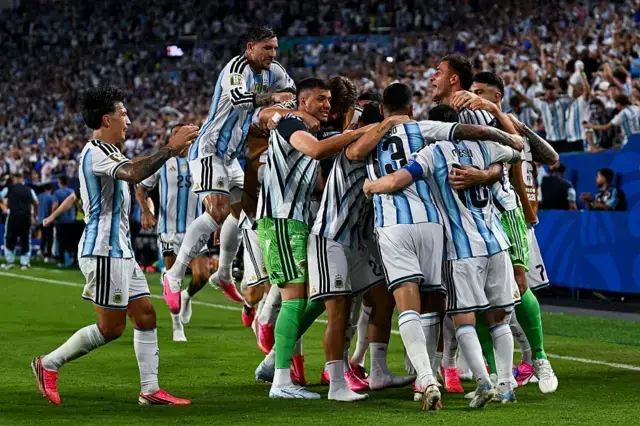 Argentina supera a Suíça na prorrogação e segue firme em busca do bicampeonato mundial