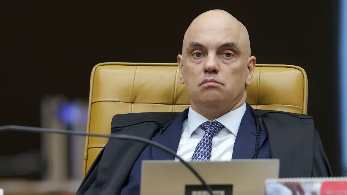 Moraes mantém prisão domiciliar de Bolsonaro, amplia restrições e afirma que ex presidente vive situação mais favorável que maioria dos presos
