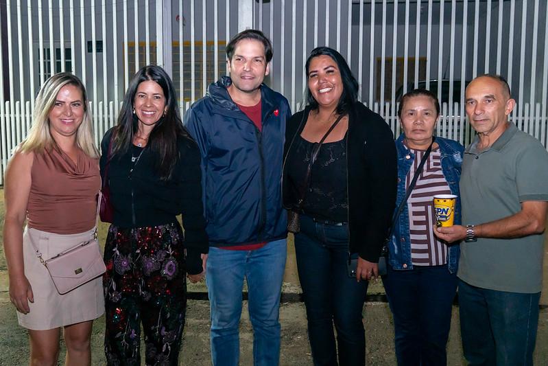 Robério e a esposa Flávia Negreiros posam para foto com apoiadores