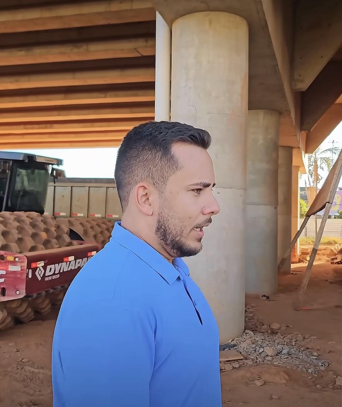 Vereador Denis Bento no canteiro de obras