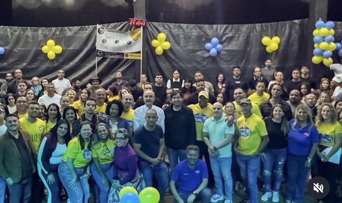 Robério com apoiadores