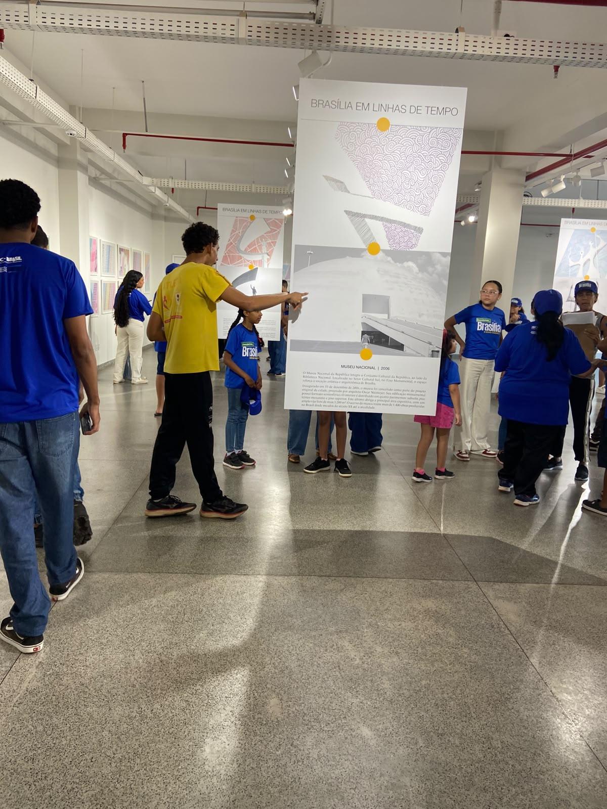 Crianças visitando a exposição