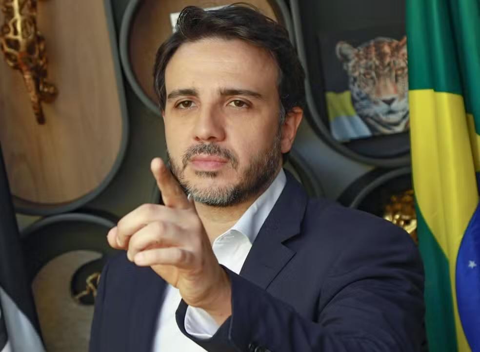 Renan Santos reage às declarações de Flávio Bolsonaro sobre eleições e eleva tom do debate presidencial