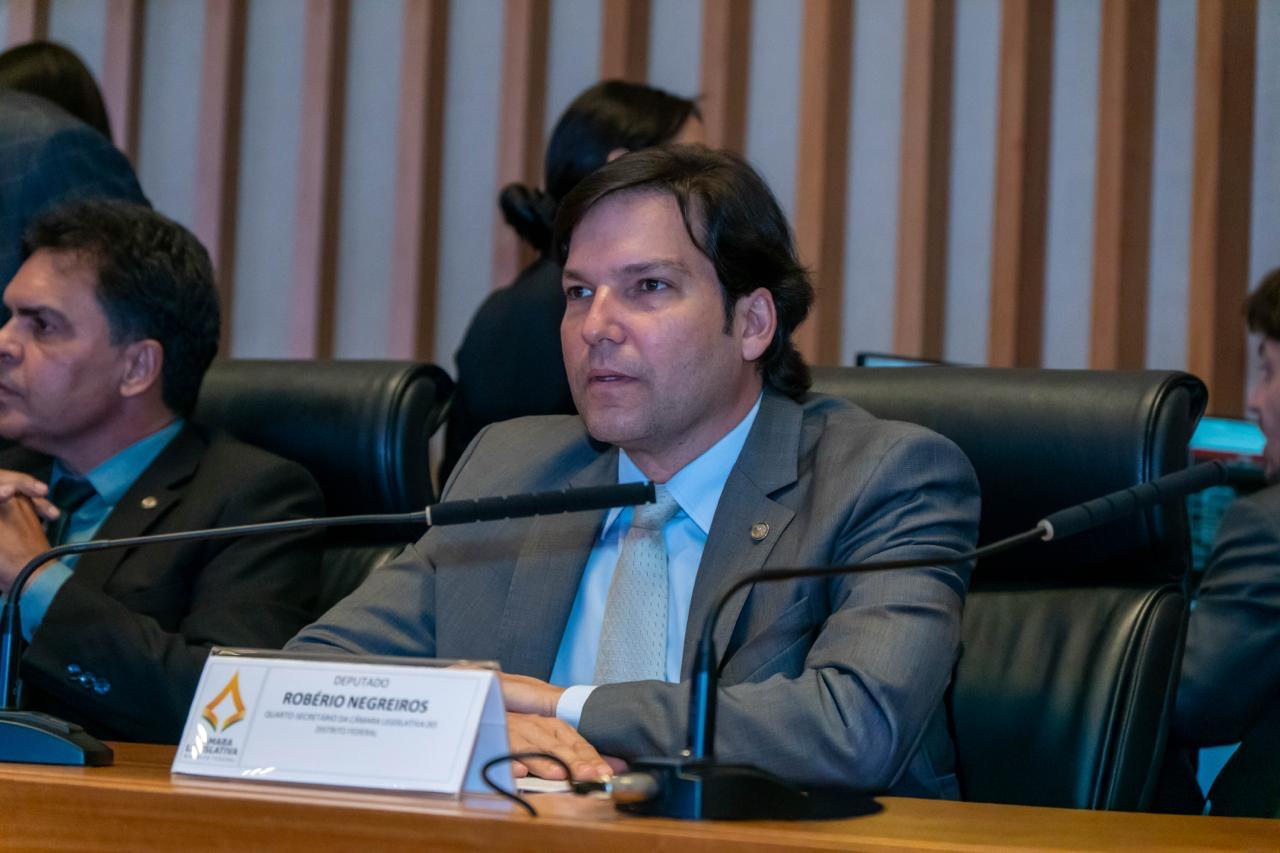Robério Negreiros apresenta projeto para ampliar oportunidades de emprego e renda para mães solo no Distrito Federal
