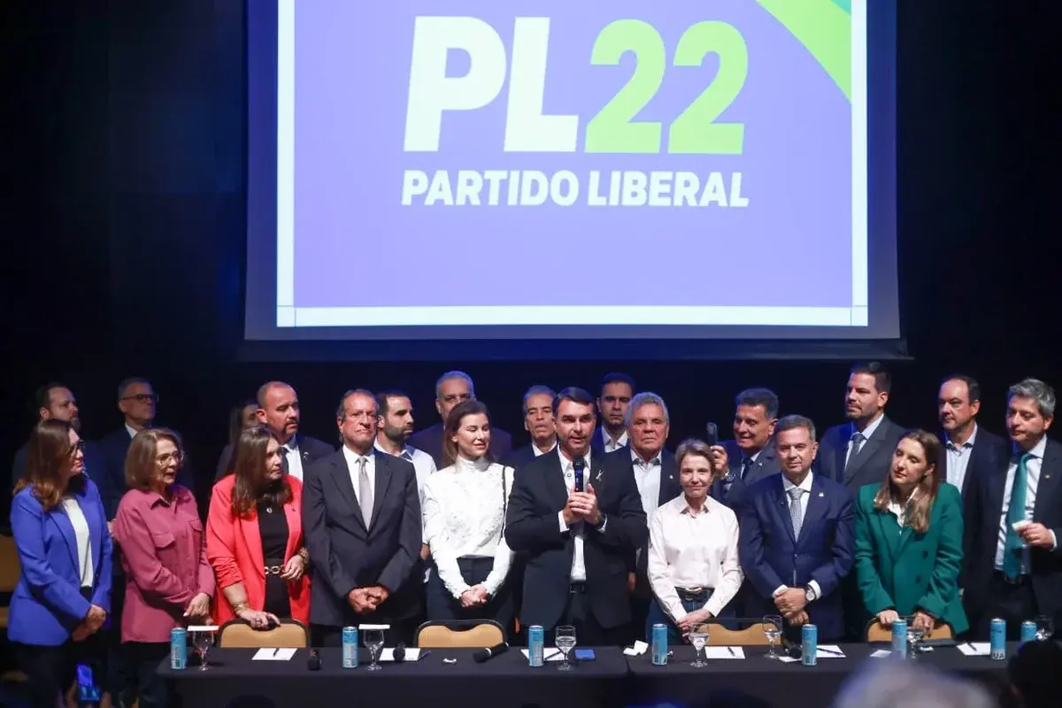 Após impasse nas articulações, Flávio Bolsonaro anuncia Alfredo Gaspar como vice na corrida ao Planalto