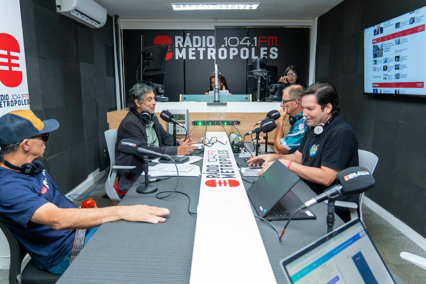 Robério Negreiros destaca investimentos no Renova DF durante entrevista na Rádio Metrópoles