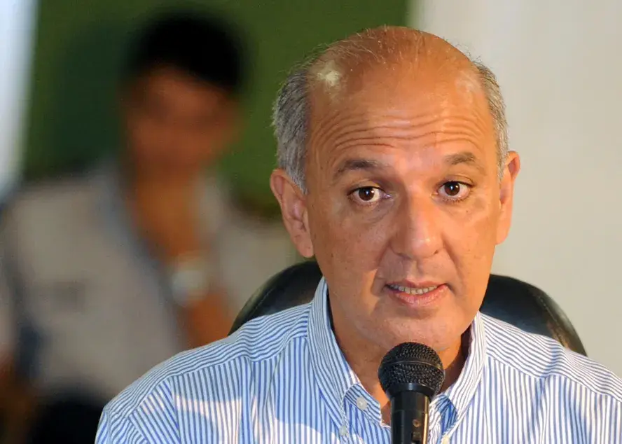 TRE barra faixas com imagem de Arruda e estabelece multa de R$ 5 mil por dia