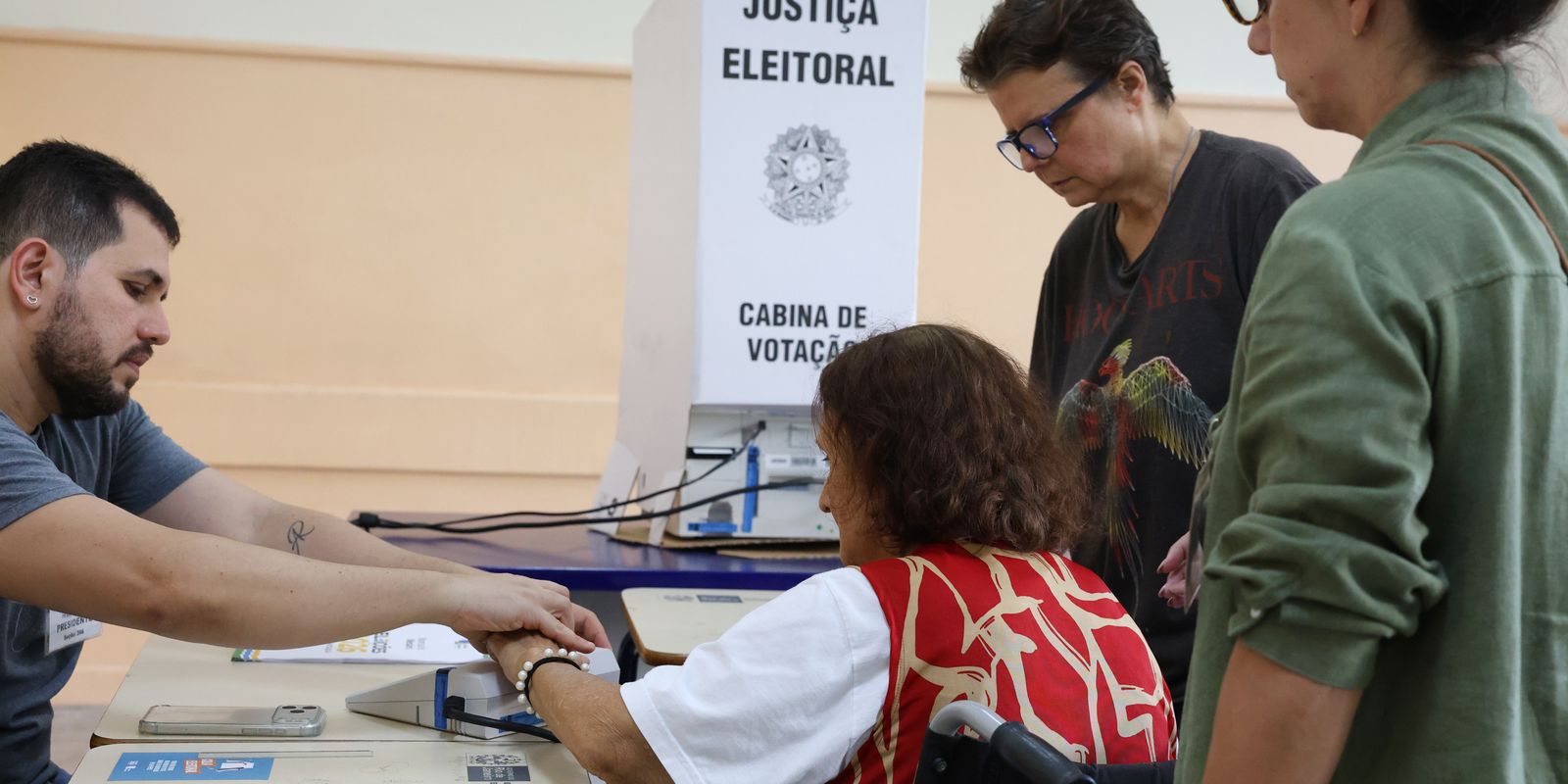 Primeiro turno contou com 43% mais eleitores de ao menos 70 anos