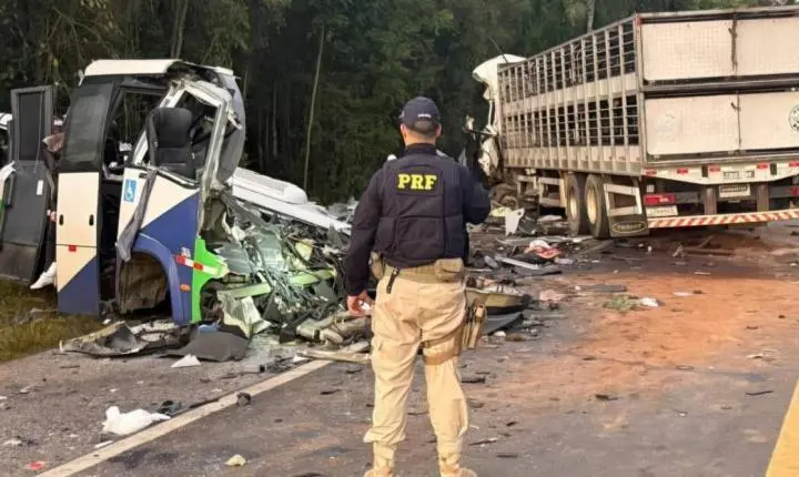 Acidente com veículo da Saúde deixa 23 mortos na BR 373 no Paraná