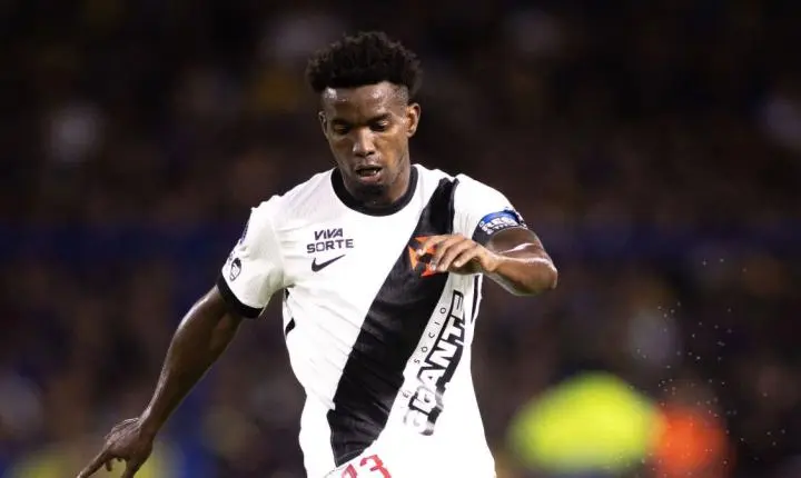 Thiago Mendes, capitão do Vasco, é alvo de racismo após provocar o Boca Jrs